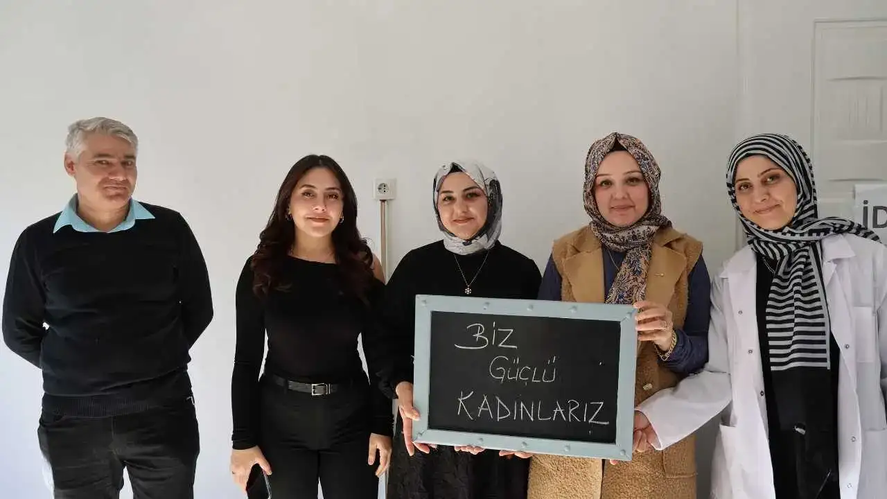 Adana’da Dikiş Makinesiyle İlk Kez Tanıştı: Şimdi Siparişlere Yetişemiyor! 2